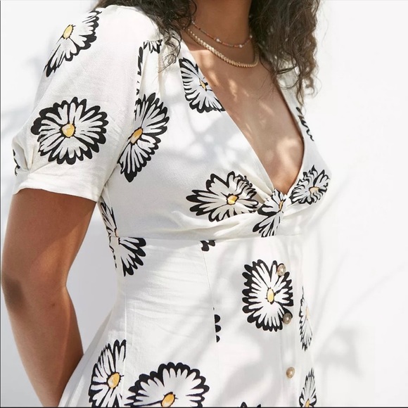 Urban Outfitters Bettie Twist Knot Daisy Print Floral Dress - Picture 3 of 13